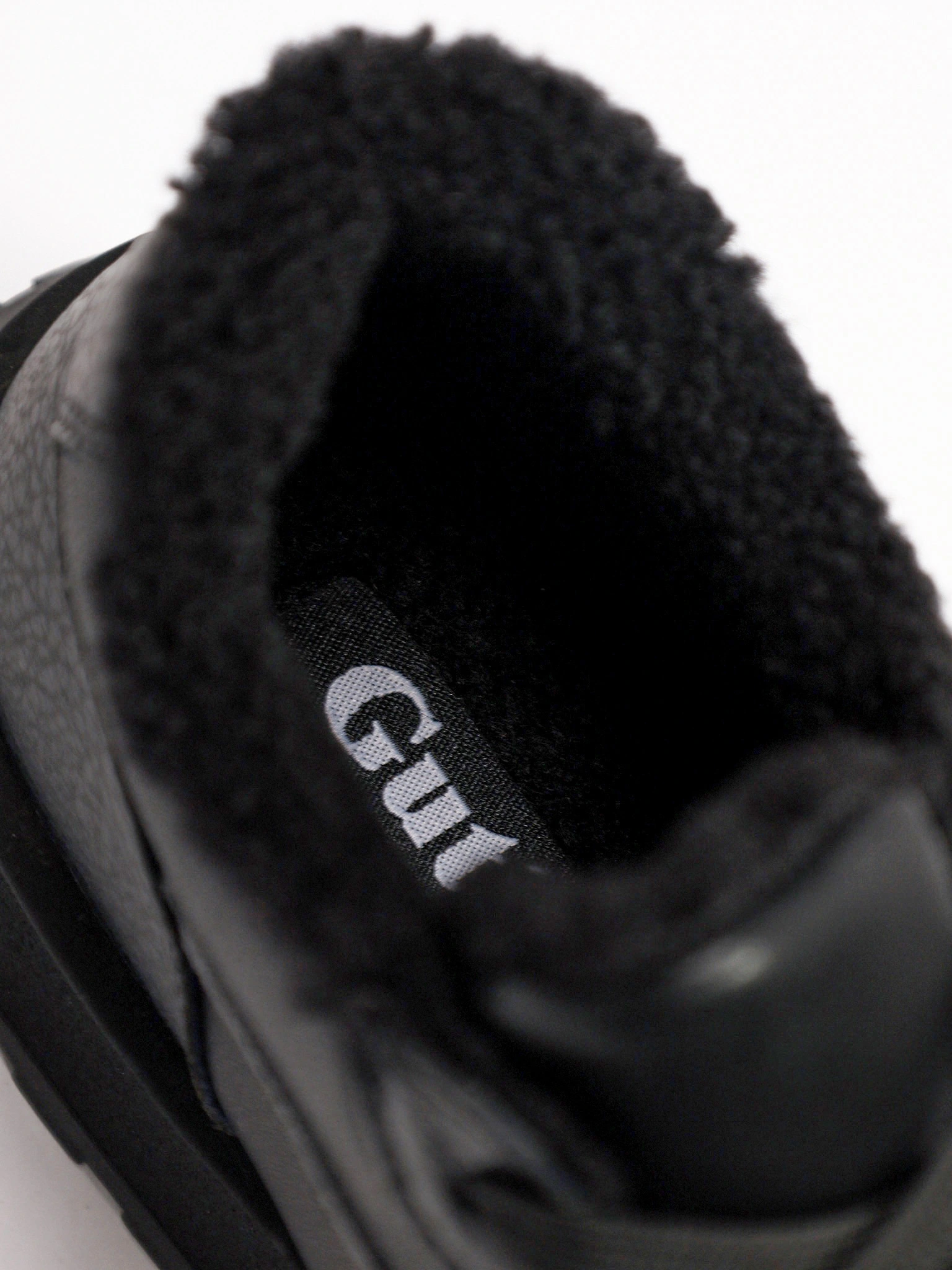 Кроссовки утепленные черного цвета на средней подошве